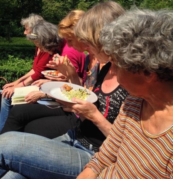 de dames aan het lunchen